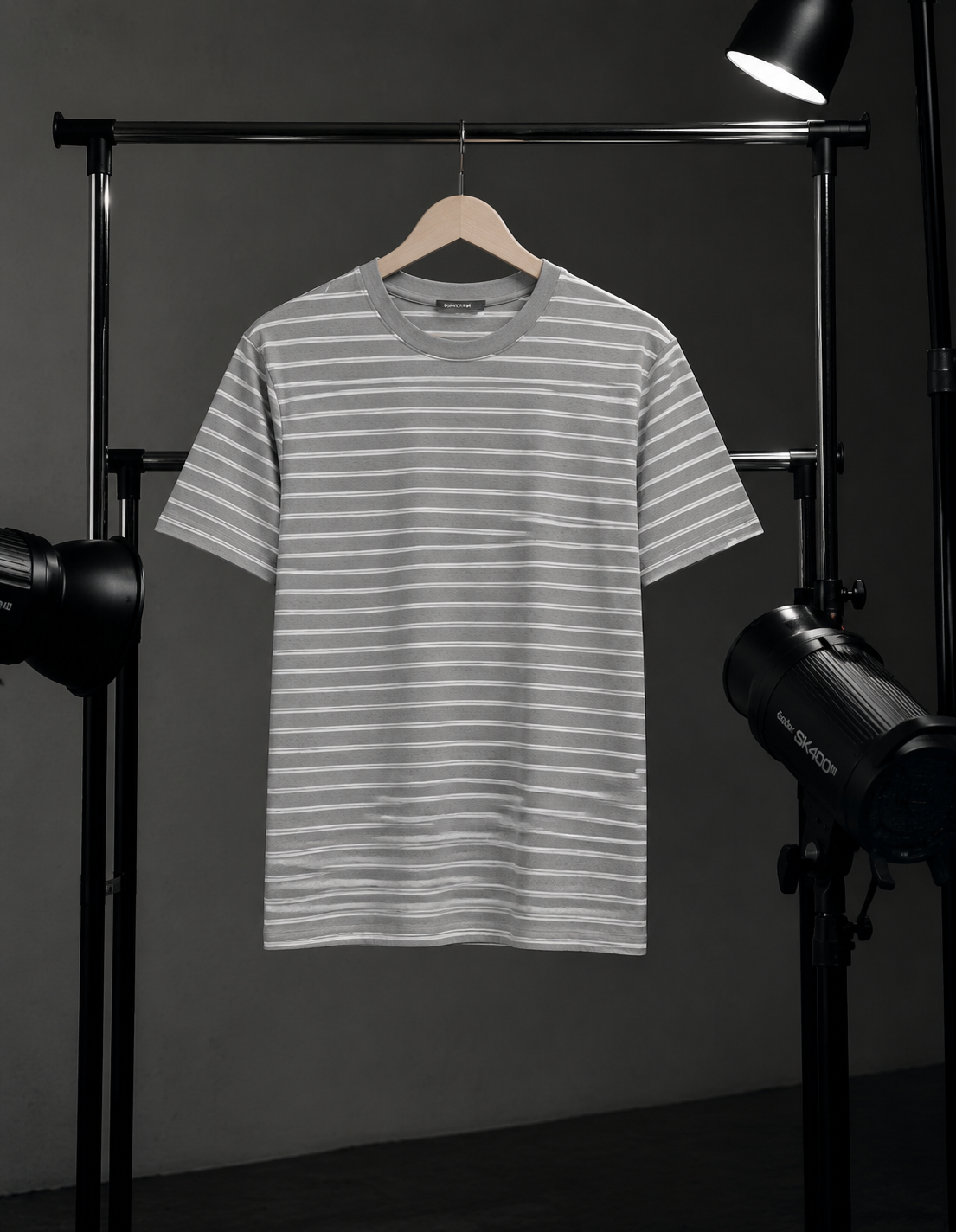 Camiseta Clasica Elegante / Gris y rayas Blancas