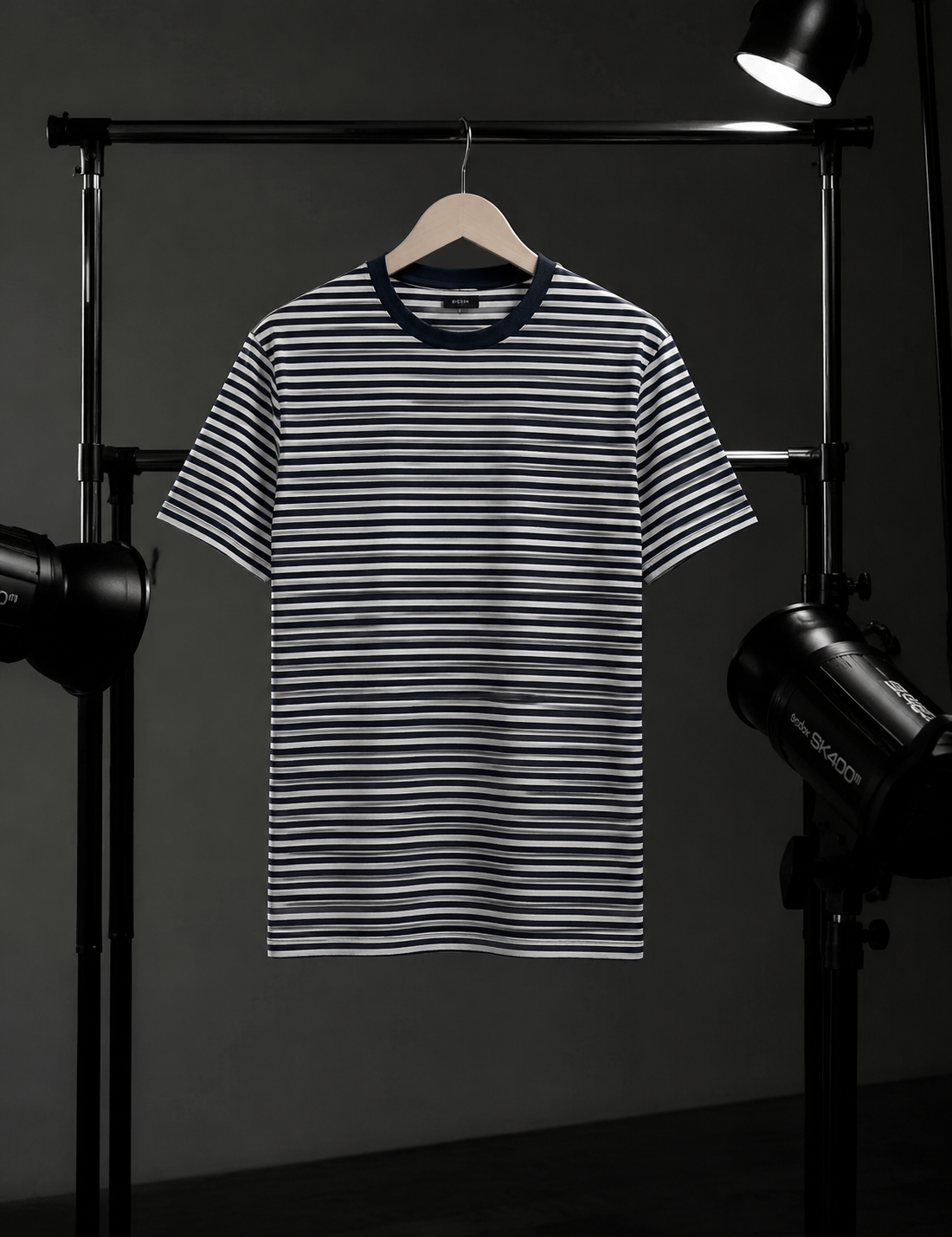 Camiseta Clasica Elegante / azul marino y rayas de gardenia
